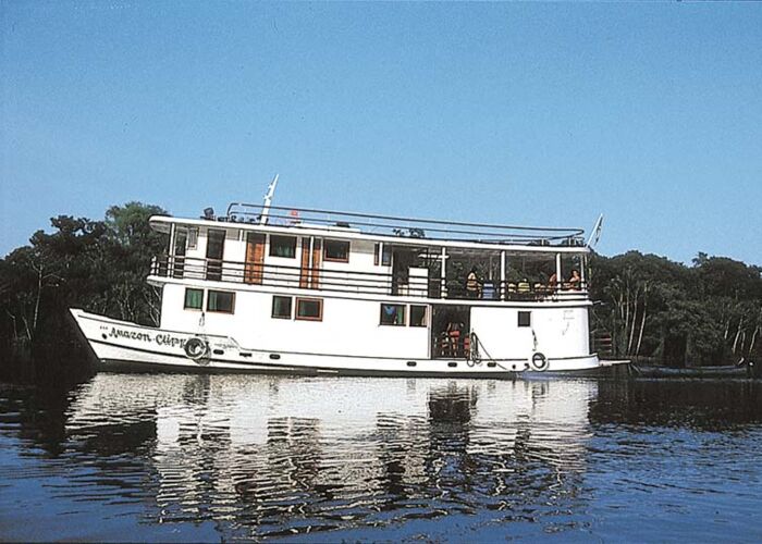 Mit einem kleinen Expeditionsboot geht es auf dem Amazonas durch das Naturgebiet