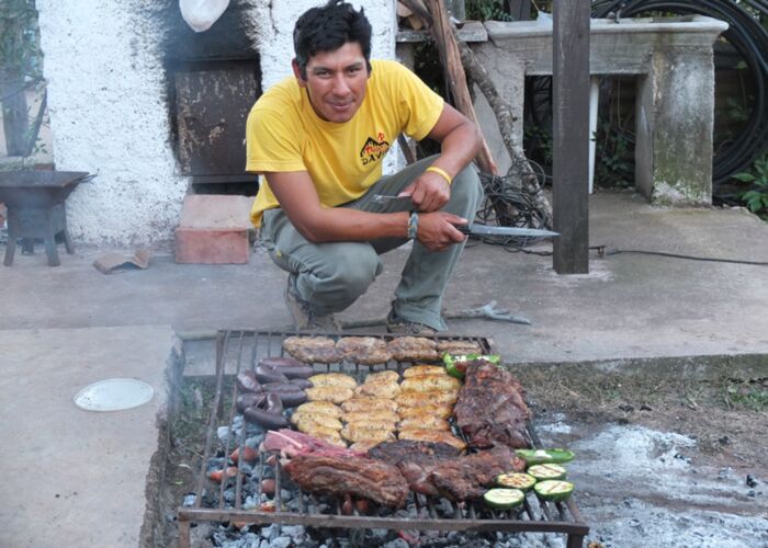 Typisch argentinisches Asado während des mehrtägigen Trekkings bei Calilegua in den Anden