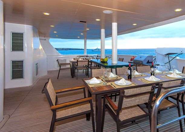 Gemütliches Abendessen im Aussenrestaurant der Treasure Galapagos