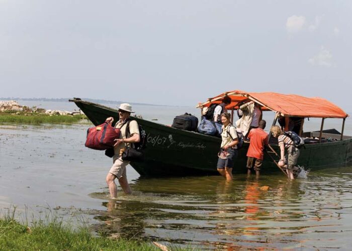 Mit Reiseleiter und Boot auf Tour zur Nsazi Island am Viktoria See in Uganda