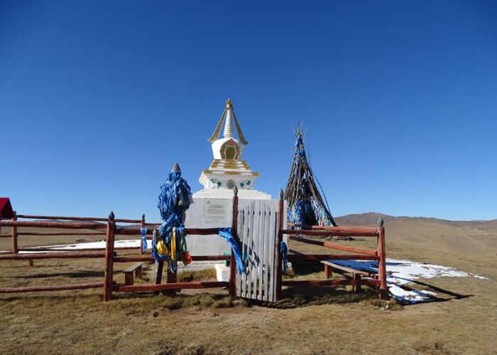 Auf unserer Wanderreise durch die Mongolei entdecken wir immer wieder kleine buddhistische Gebetsstätten.
