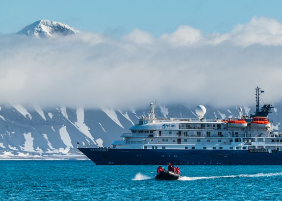 Ein Zodiac startet vom Expeditionsschiff aus seine Exkursion