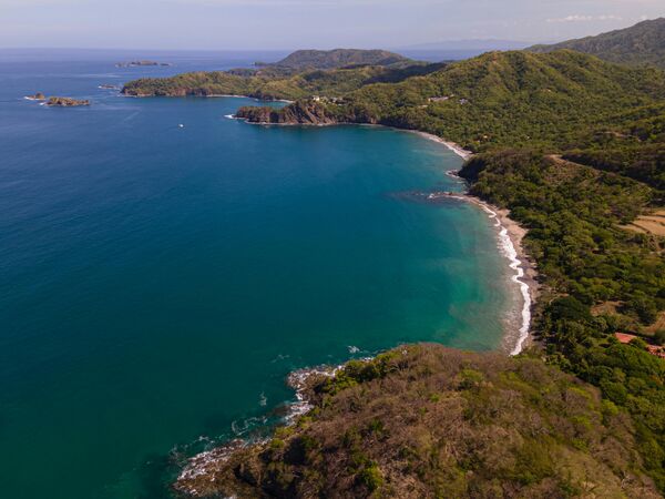 Kilometerlange Strände in der Region Guanacaste und direkt angrenzender tropischer Trockenwald
