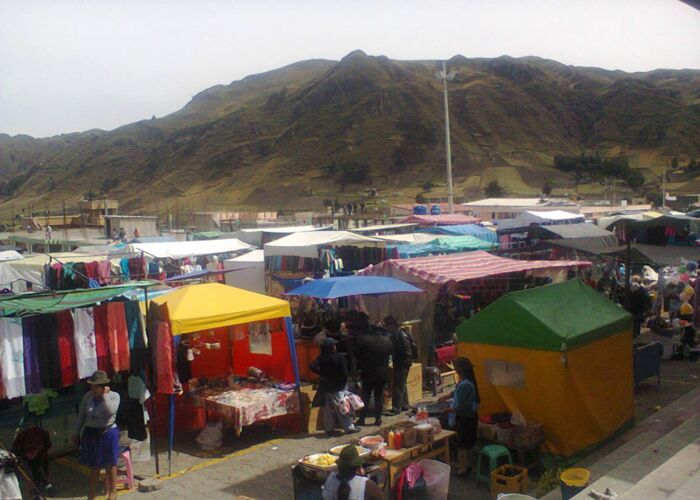 Der berühmte Indio-Markt in Otavalo in Ecuador ist mit einem Ausflug von Quito zu erreichen
