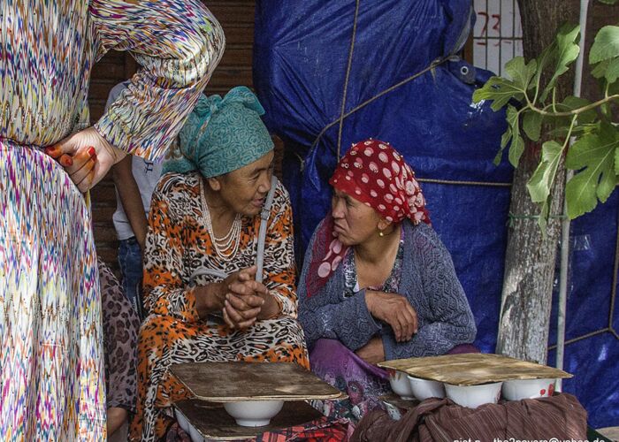 In Usbekistan verkaufen Marktfrauen traditionelle Küche