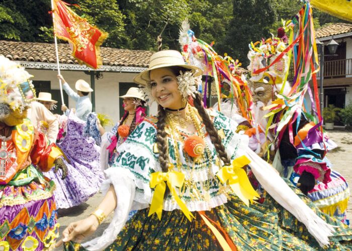 An Feiertagen und Festen tragen die Einheimischen Tracht