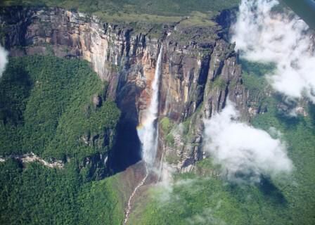 Salto Angel ist der Wasserfall am Rande des Auyan Tepui