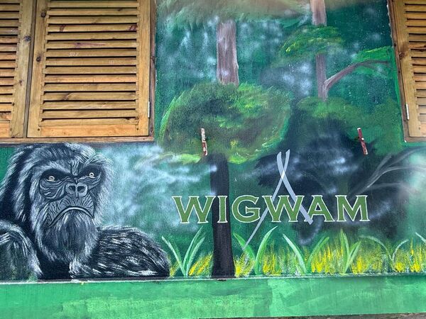 Die Schule in Buvuma Island hat unser WIGWAM Logo und Gorillas kunstvoll auf die Aussenwand des Schulgebäudes gemalt