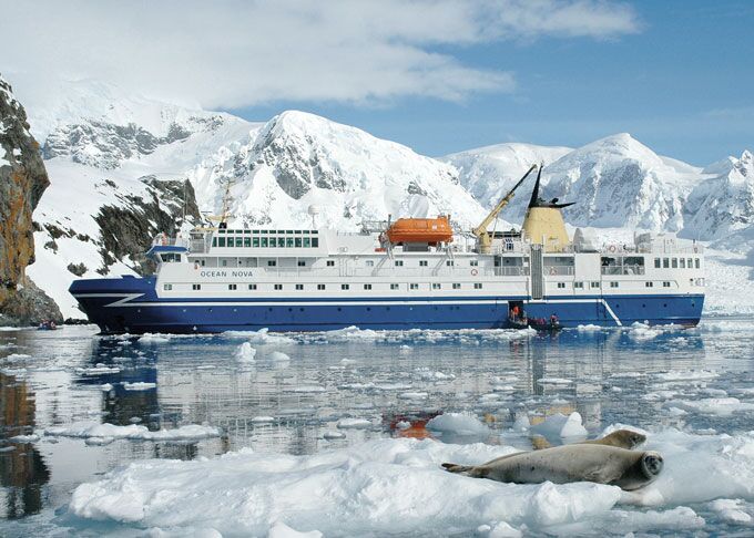 Mitten im Eis mit dem Kreuzfahrtschiff in der Antarktis