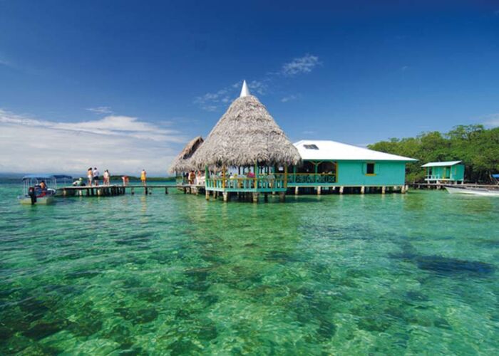 Glasklares, türkisfarbenes Wasser beim Ausflug im Inselarchipel Bocas del Toro in Panama