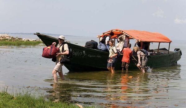 Mit Reiseleiter und Boot auf Tour zur Nsazi Island am Viktoria See in Uganda