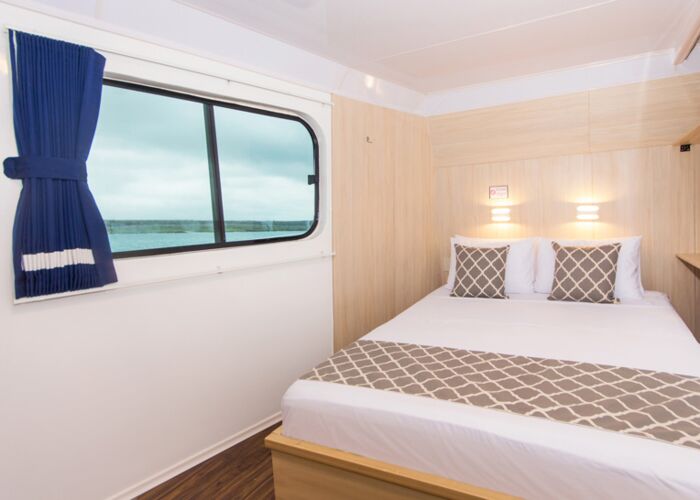 Stilvoll eingerichtete Zimmer auf der Yacht