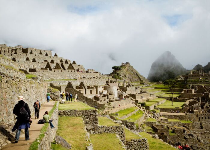 Von einem örtlichen Reiseleiter erfahren wir auf der Peru Kleingruppenreise viel über die Inkastadt