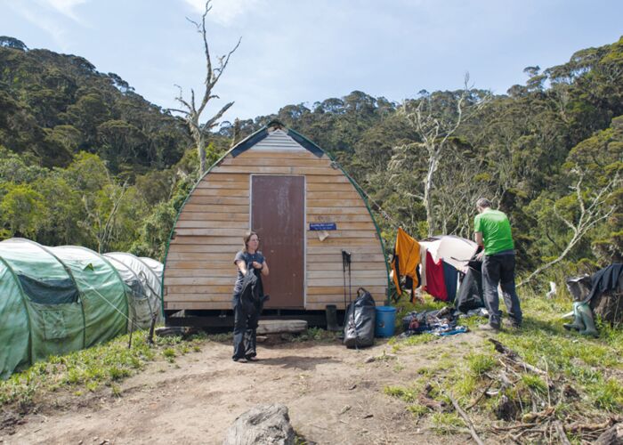 Hüttenübernachtung beim mehrtägigen geführten Ruwenzori-Trekking in Uganda