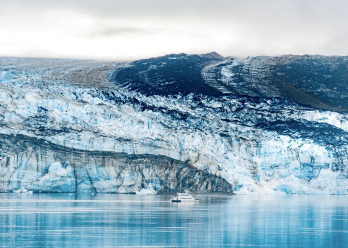 Vom Boot aus beobachten wir kalbende Gletscher im Glaciar Bay Nationalpark