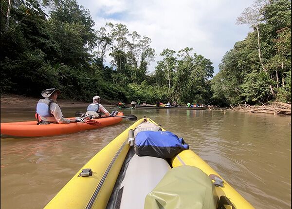 Mit Kayaks fahren wir zum Camp im Yasuni Nationalpark