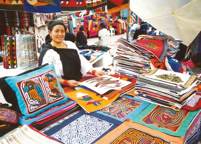 In Otavalo werden wunderschöne Stoffe und Handarbeiten angeboten