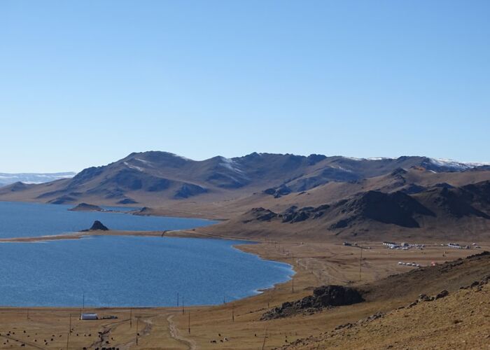 Der Blick auf Berge und Seen in den kaum besiedelten Weiten der Mongolei sind Teil unserer Wanderreise.