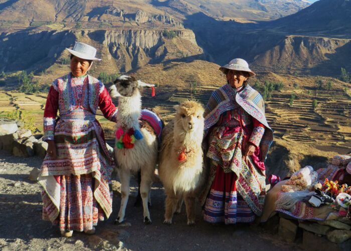 Vor dem Besuch der Kondoren im Colca Canyon kommen wir an kleinen Marktständen vorbei