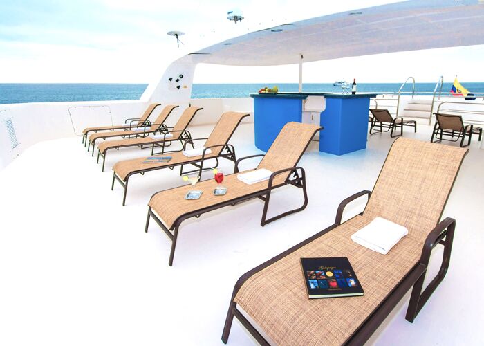Au dem Schiff Treasure Galapagos gibt es einen komfortablen Bereich an Deck