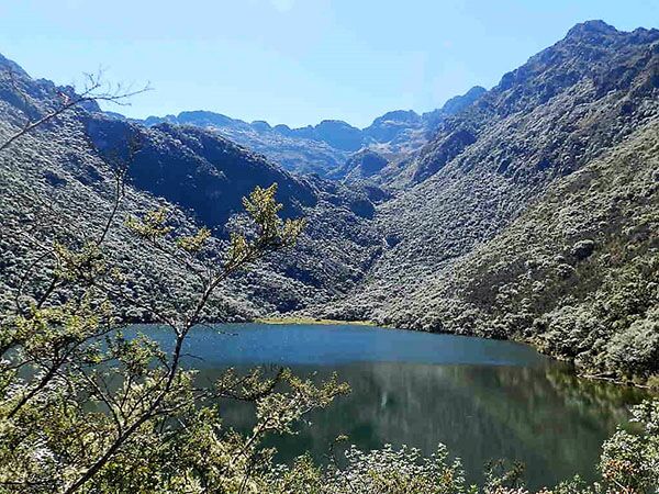 Bei einer Wanderung im Sierra Nevada Nationalpark bekommen wir einen wunderschönen Ausblick auf die Laguna Negra.