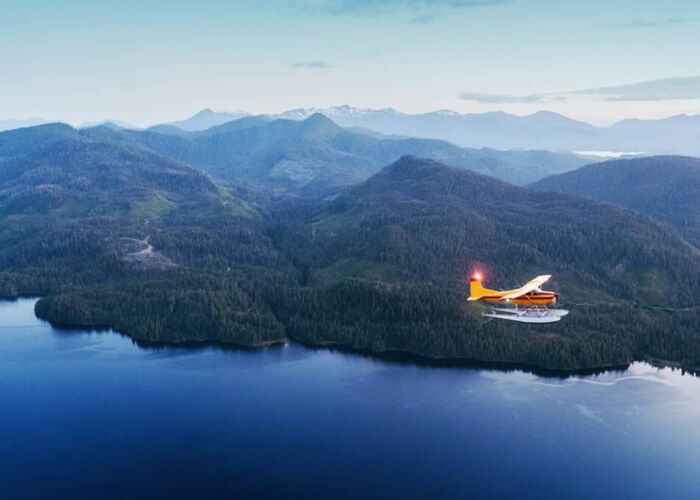 Ein Buschpilot bringt uns zu unserem Wildnisabenteuer auf unserer Wanderreise in Westkanada.