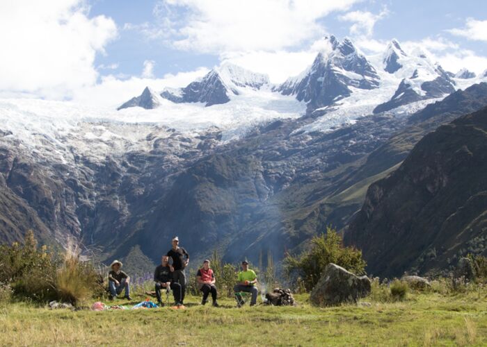 Nach einer weiteren Trekkingetappe genießen wir den Zeltplatz mit Huascaran-Blick