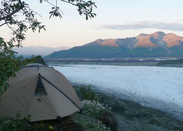 Beim 2-tägigen Trekking im Wrangell-St.-Elias übernachten wir in Zelten am Root Glacier