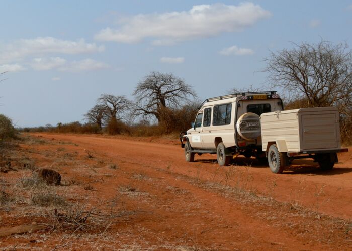 Fahrzeug-mit-Anhaenger-Zambia