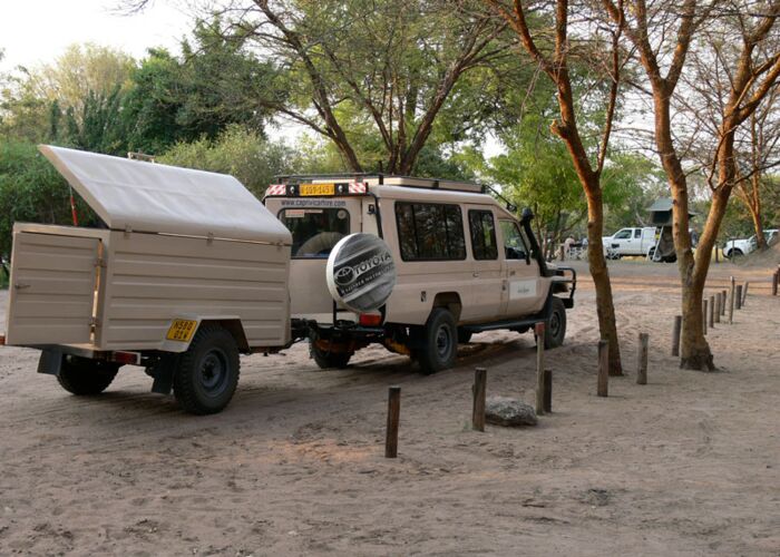 Safari-Fahrzeug-mit-Anhaenger-Namibia