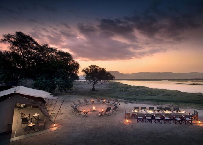 Abendstimmung mit Dinner im Zambezi Expeditions Camp