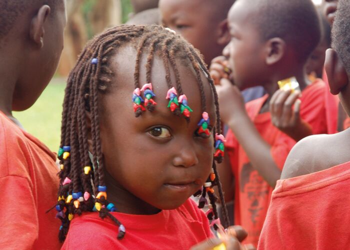 Begegnung mit Einheimischen bei einem Dorfbesuch in Uganda in den Ruwenzori-Bergen