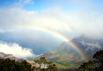 Auf der Insel Kauaʻi auf Hawaii erleben wir einen unvergesslichen blick auf das Kalalau Valley, gekrönt mit einem Regenbogen.
