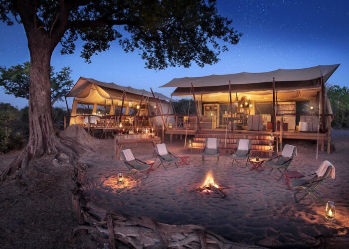 Sundowner und Lagerfeuer im Linyanti Camp in Botswana