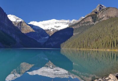 Der Lake Louise liegt im Banff Nationalpark in Alberta
