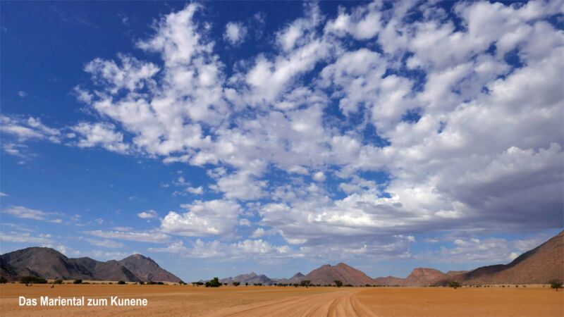 Sagenhafte Weite und Farbenspiele bei der Durchfahrt durch das Mariental zum Kunene in Namibia