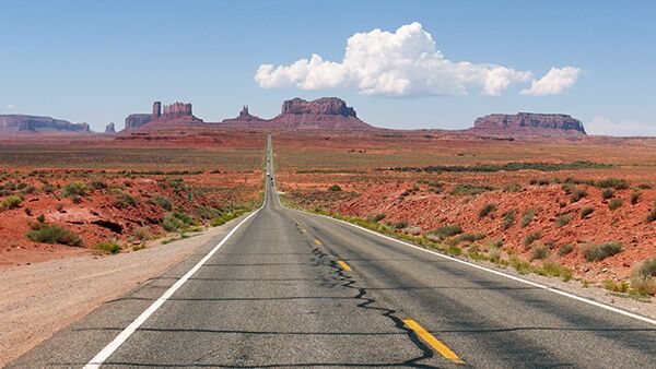Ein Teil des Highway 163 führt entlang das Monument Valley in dem US Bundesstaat Utah.
