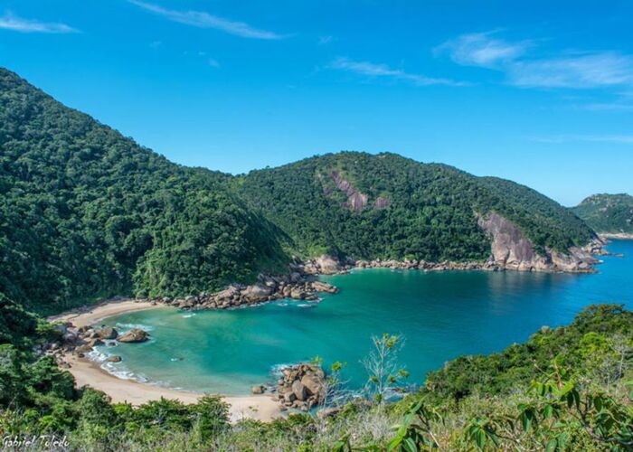Einsamkeit und Erholung findet beim beim Joatinga Trekking in Brasilien