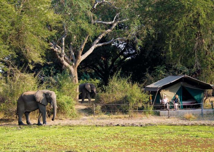 Ein besonderes Safari-Abenteuer ist das Übernachten am Flussufer des Lower Zambezi