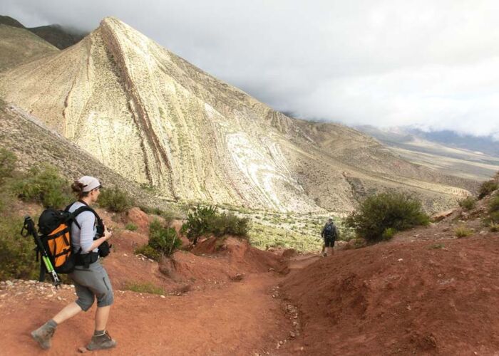 Wandern am 5. Tag des Tilcara Trekkings von San Lucas nach Pena Alta in Argentinien