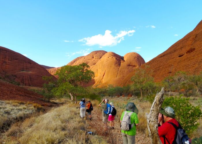 Wanderungen am Fuße des bekannten Ayers Rock im Outback Australiens