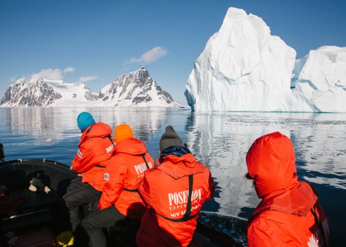 Mit kleineren Zodiacs kommen wir besser zwischen die Eisberge