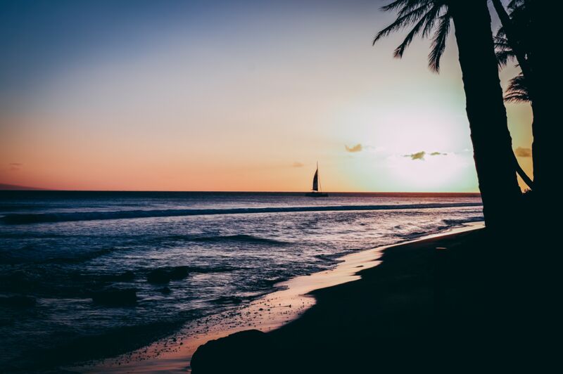 Bei der Zeltübernachtung am Strand von Hawaii erleben wir einen schönen Sonnenuntergang