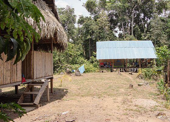 Einfacher Zeltplatz mit Küche und Gemeinschaftsbereit in einem Seitenarm des Rio Napo