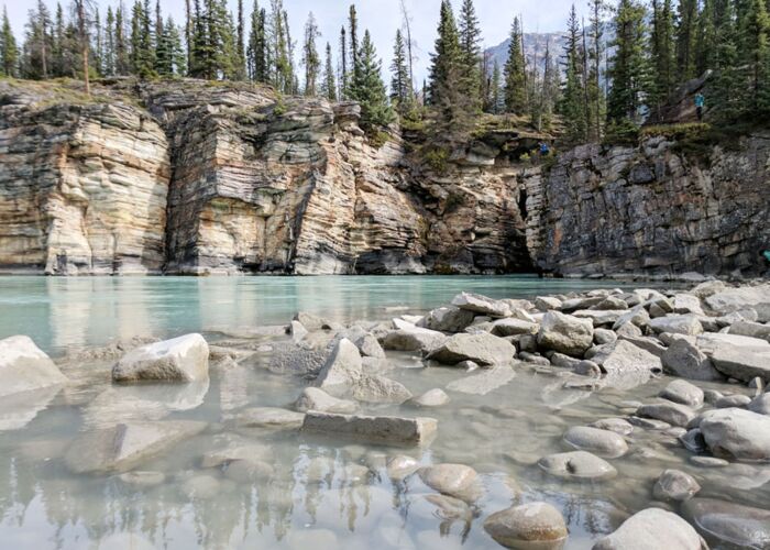 Bei der Kleingruppenreise durch Kanada besuchen wir den Athabasca River
