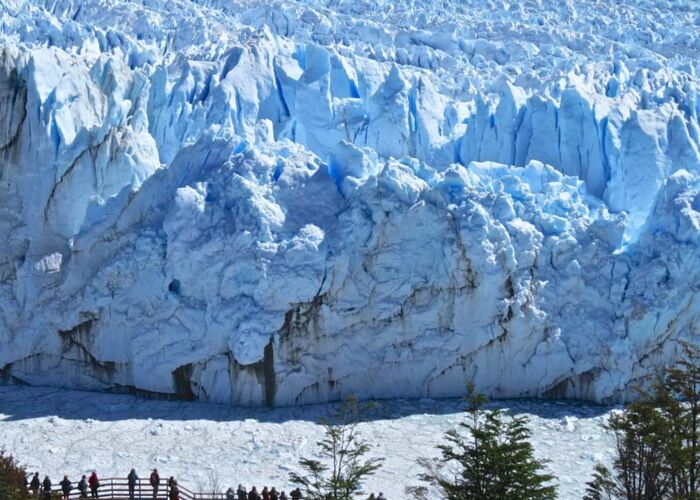 Von El Calafate führt eine Tagestour zum kalbenden Perito Moreno Gletscher