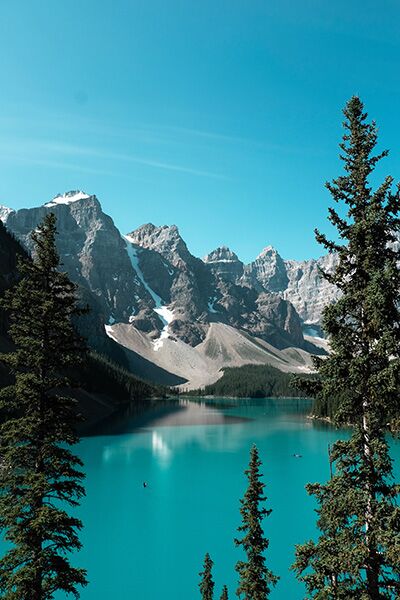 Der Banff Nationalpark in Kanada lässt uns wundervolle Ausblicke auf türkisblaue Seen mit Bergpanorama erleben.