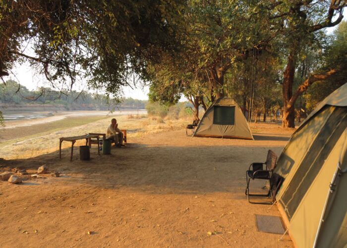 Zeltcamp am Flussufer bei der Camping-Safari durch Sambia