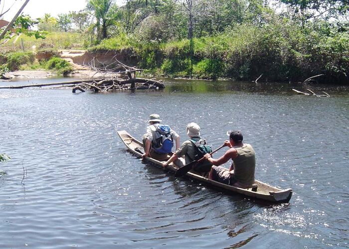 Eine Einbaum Kanufahrt durch das Amazonasgebiet ist ein Highlight der Brasilien Reise
