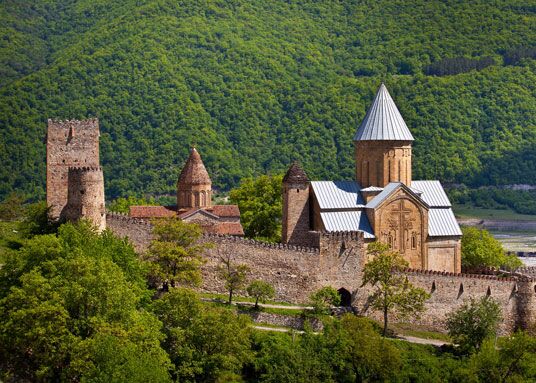 Die Burg Ananuri liegt in Georgien in der Nähe des Dorfes Duscheti